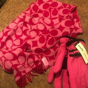 Coach scarf and free-bee gloves